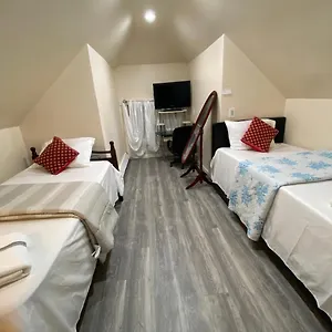 Guest house A In Queens