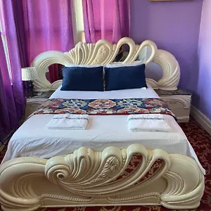 Guest house A Lavish In Queens